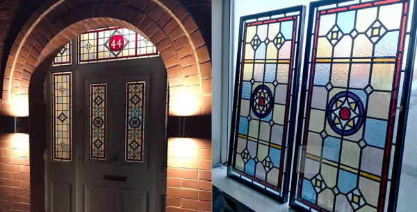 Jendela-jendela besar dengan panel kaca patri